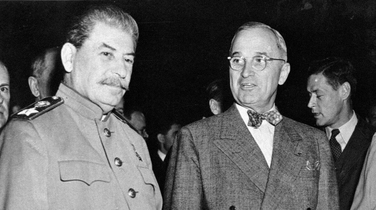 Иосиф Сталин и Гарри Трумэн во время потсдамской конференции 1945 год.
