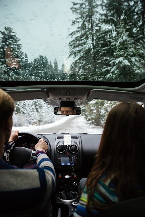 Парень и девушка едут в машине. Путешествие за рулем. Девушка с парнем в машине зимой. Пара в машине зимой. Еду в машине зима.