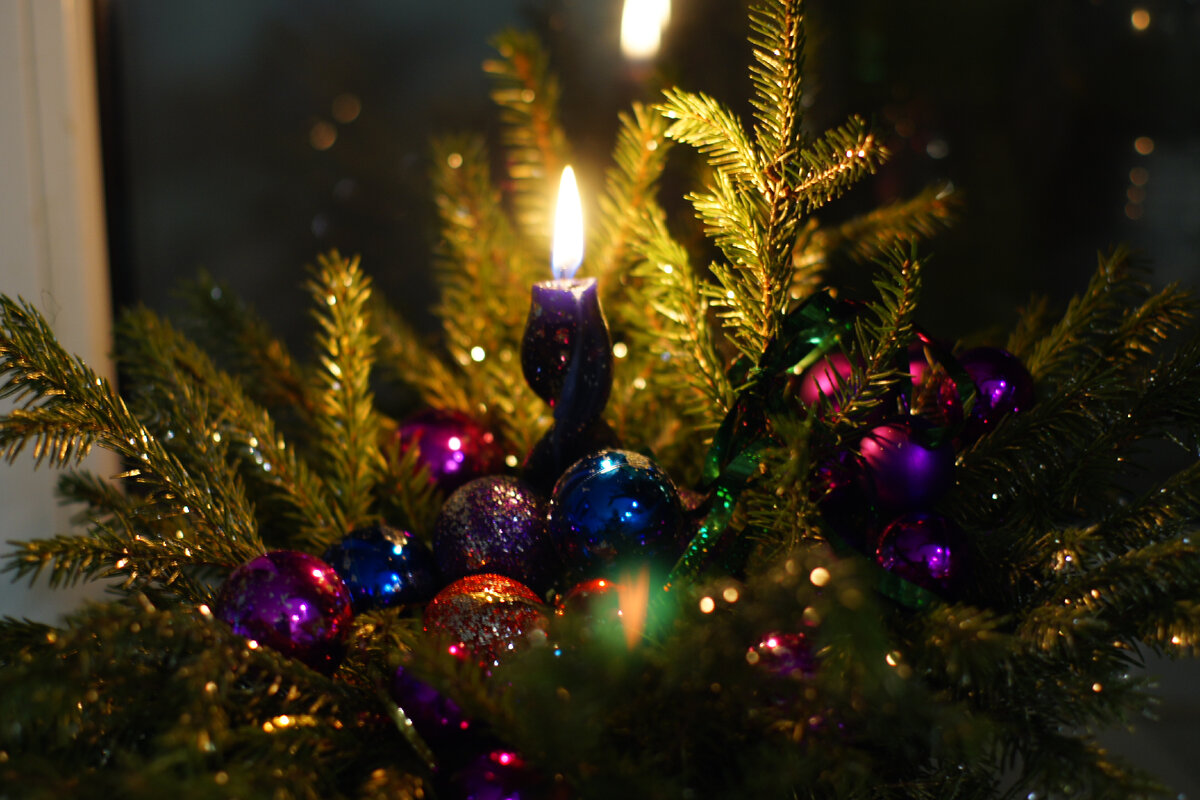 И пожаронебезопасные настольные композиции, тоже с живыми ветвями. Люблю их делать перед новым годом.