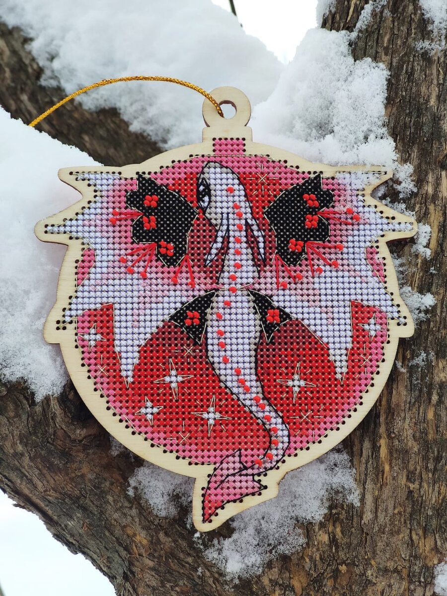 Бисер и металлизированные нити добавляют дракону красивых деталей. Фото 2023 года