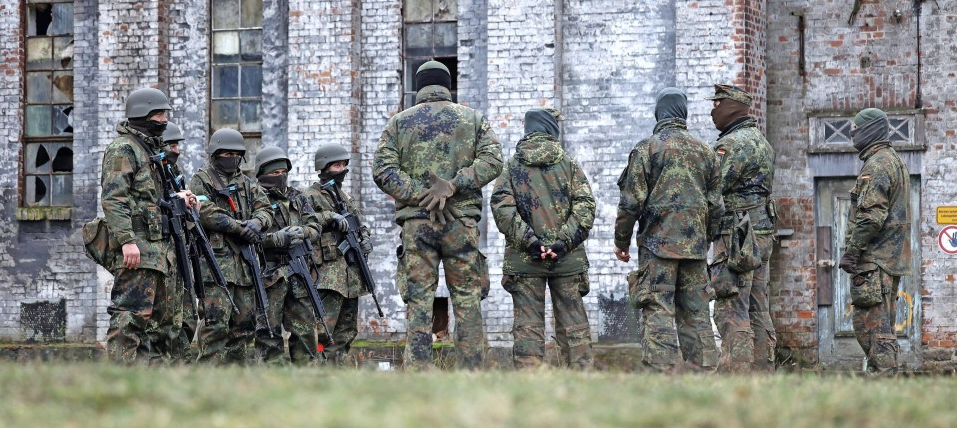 Тренировка по оказанию помощи: украинские и немецкие солдаты во время тренировки по разминированию под Магдебургом © Reuters