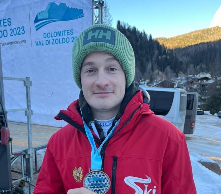 Спортсмен занимающийся скоростным спуском с ледяных гор