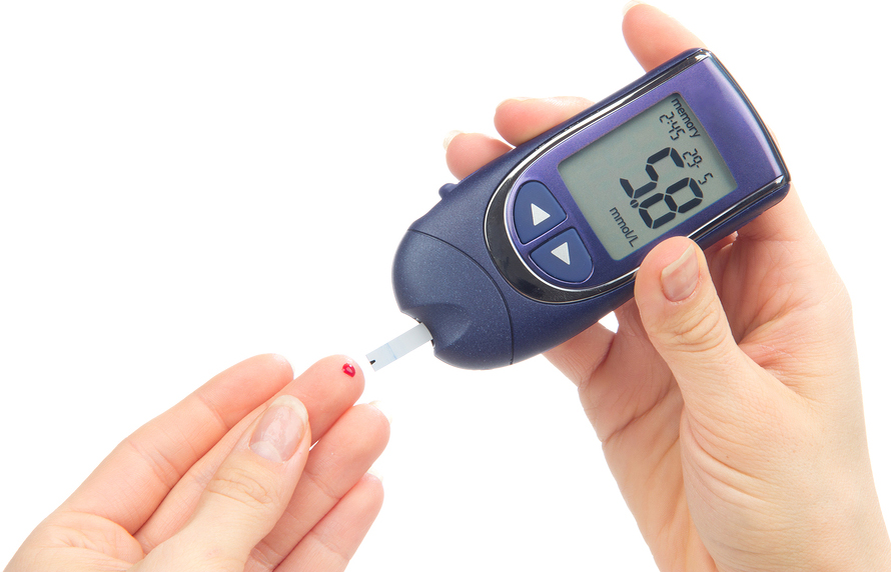 Контроль уровня сахара. Измерение уровня Глюкозы в крови глюкометром. Глюкометр измерение сахара в крови. Глюкометр Глюкоза диабет. Сахарный диабет глюкометр.