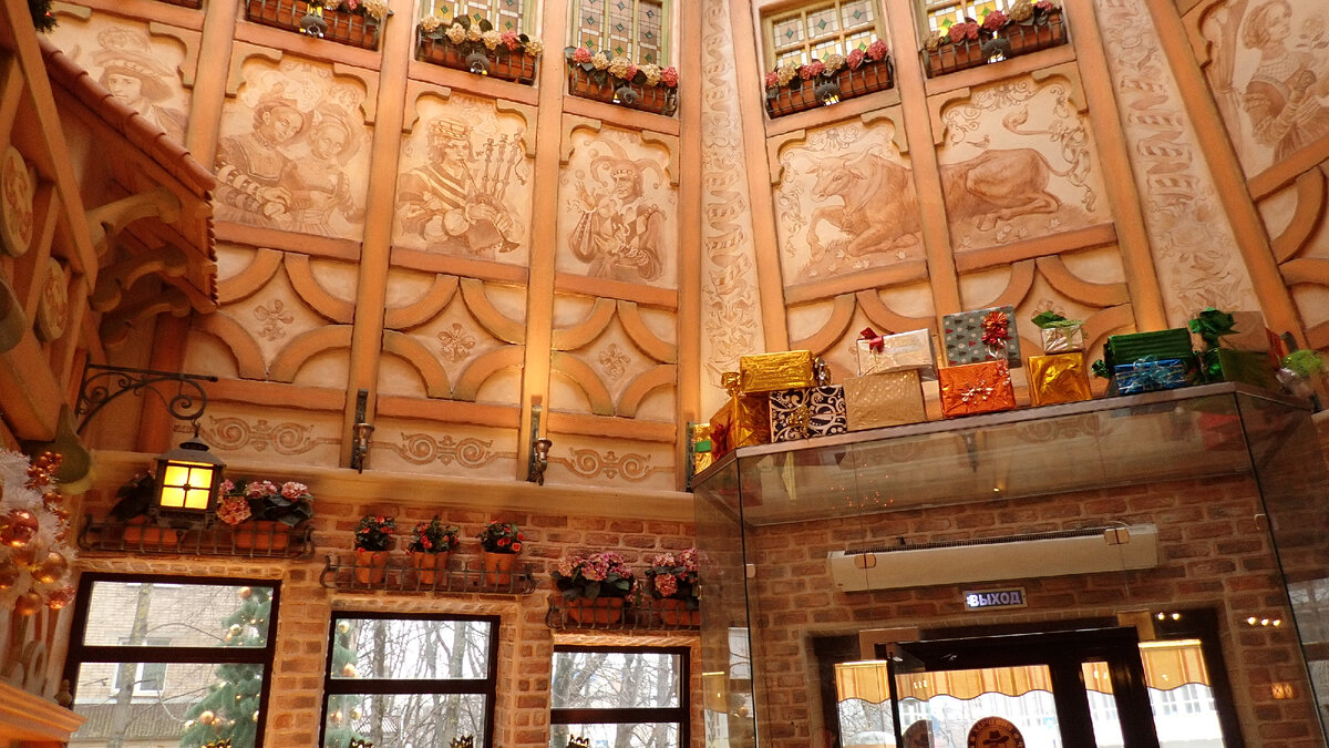 А это роспись ниже купола      Чтоб увидеть в максимальном разрешении: - Клик левой кнопкой, картинка открывается в окне. Клик правой кнопкой по картинке в окне -> Открыть в новой вкладке.

