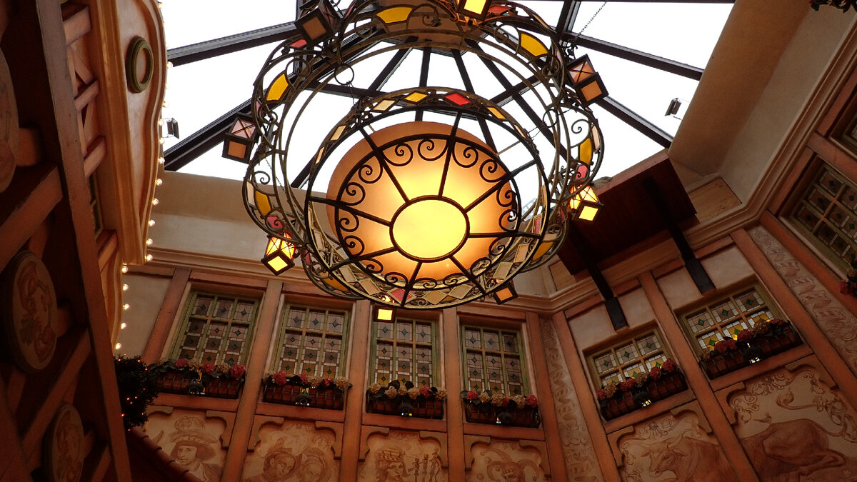 Вот это - люстра под куполом мельницы