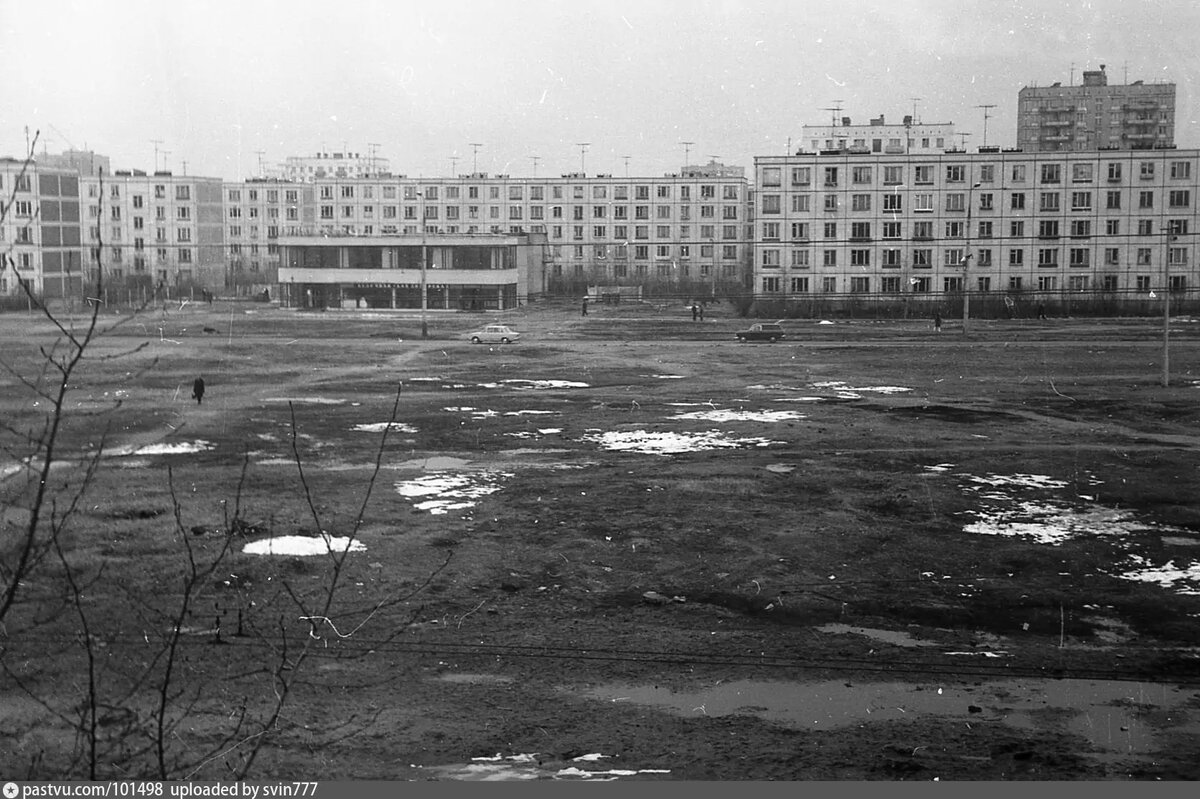 Почти такой же ракурс, но в 1971 году. Вид с дома №45с1 на Зеленодольской улице. Кроме развлечений, эту площадку ещё вроде использовали, чтобы запускать салют. Фото с сайта www.pastvu.com.