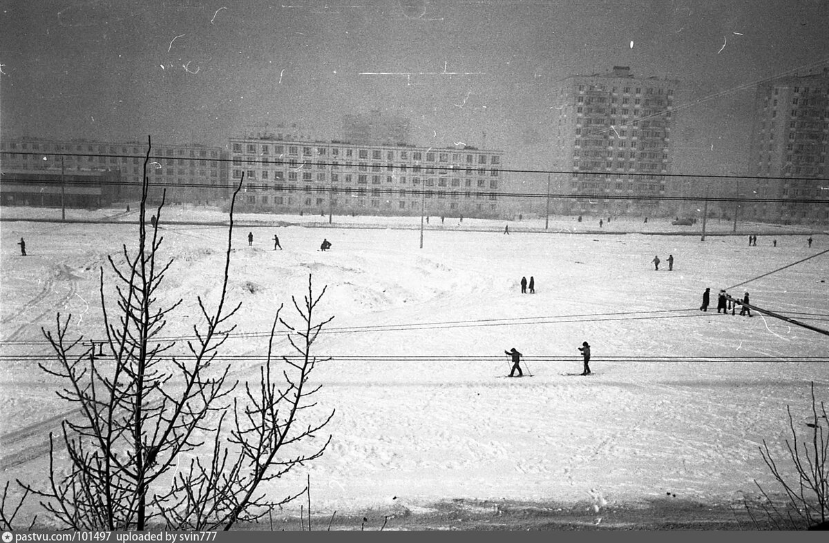Часть пустыря ближе к улице Юных Ленинцев зимой, 1970. С сайта www.pastvu.com.