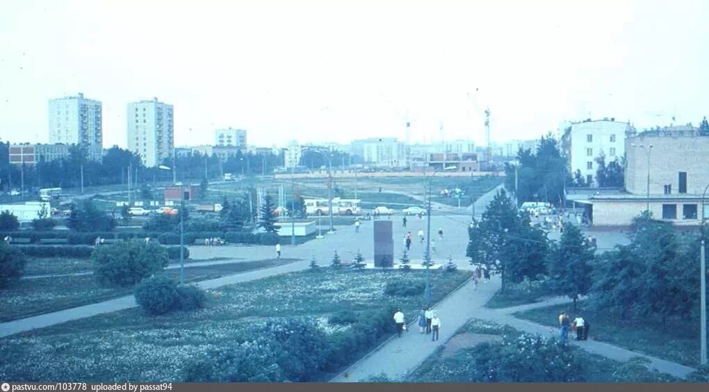 Вдалеке можно рассмотреть, как строили здание универмага "Будапешт". Вид из дома №7к6 на улице Маршала Чуйкова, 1978. С сайта www.pastvu.com.