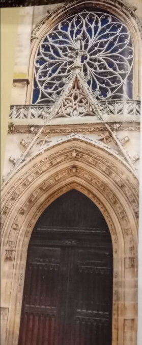 Готический портал собора.