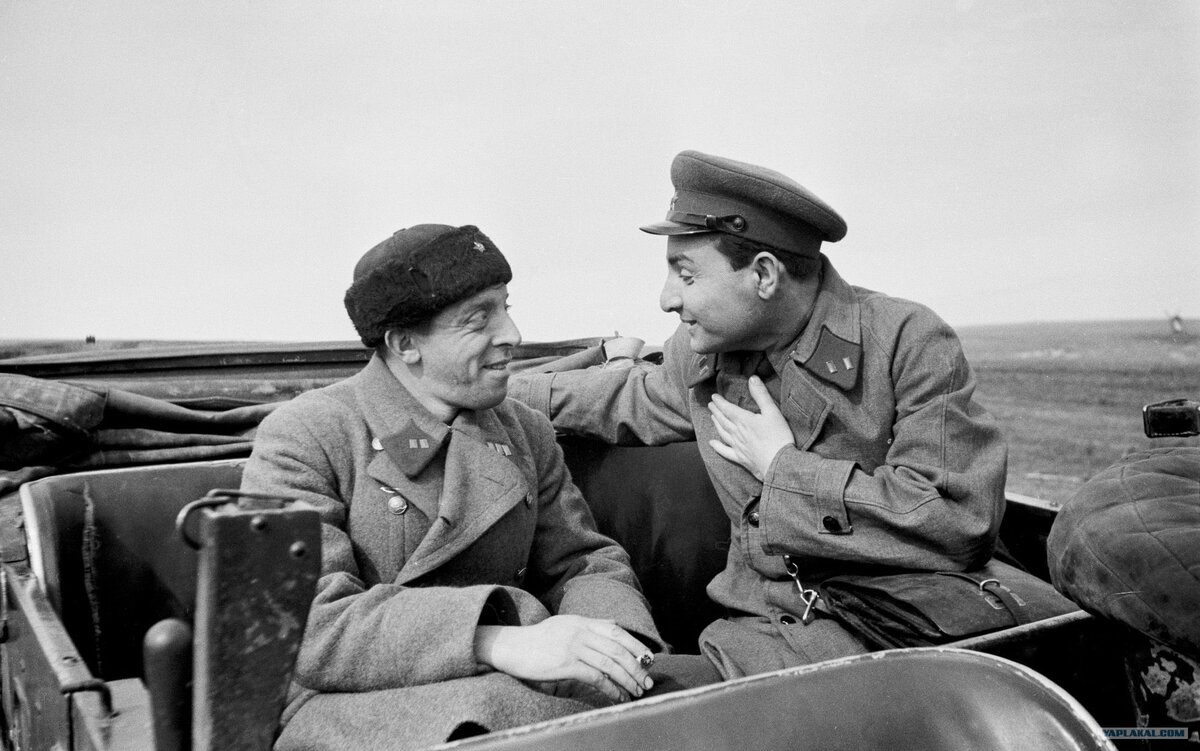 Корреспондент красной звезды. Военкор Симонов 1942.