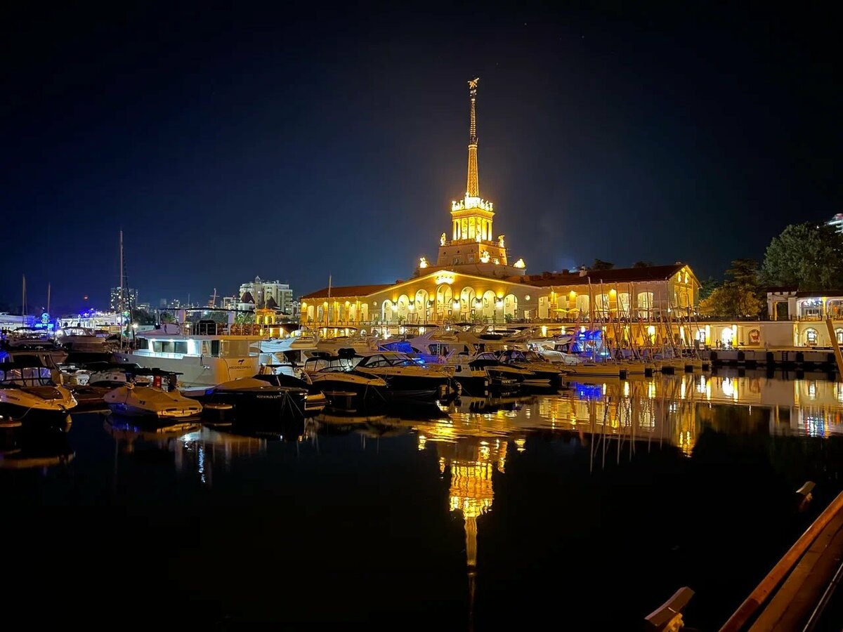 У старого морвокзала большая парковка яхт и частных катеров, есть на что посмотреть. Источник: Яндекс Карты. Автор: Денис Попов