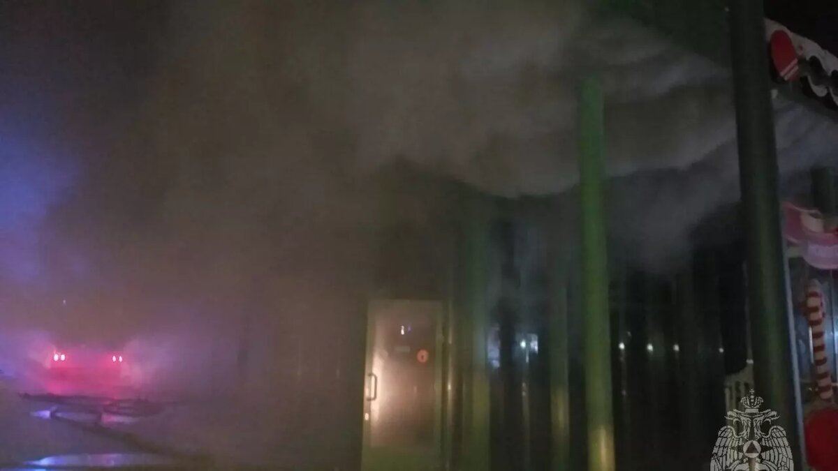     Пожар в кафе в парке «Швейцария» Нижнего Новгорода, предположительно, вспыхнул из-за замыкания электрической сети. Моментально сработала пожарная сигнализация. Об этом рассказало руководство общественного пространства.