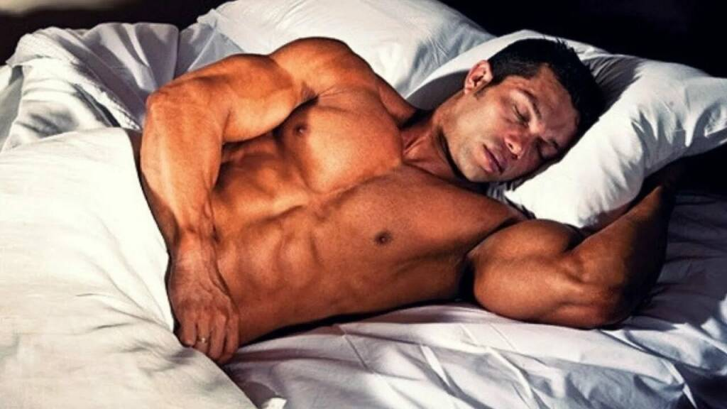 Спокойная мужик. Мужчина в кровати. Мужчина лежа. Сон спортсмена.