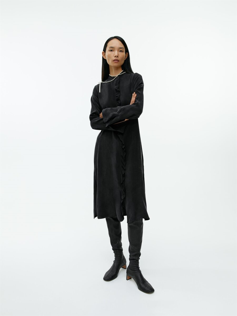 Атласное платье с рюшами HMonline.ru