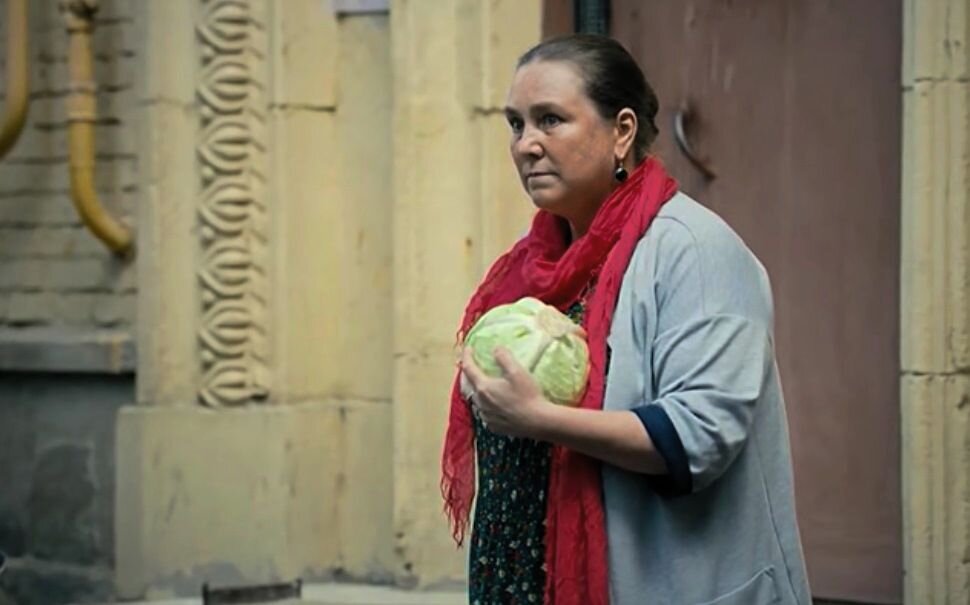 С ролью гиперзаботливой мамы Гены актриса справилась на "отлично".