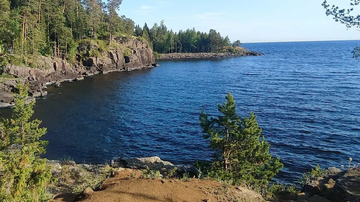 Скалистые берега Валаама делают его неприступной природной крепостью. Для высадки с воды большая часть побережья непригодна. Фото: Игорь Ф. / Яндекс Карты