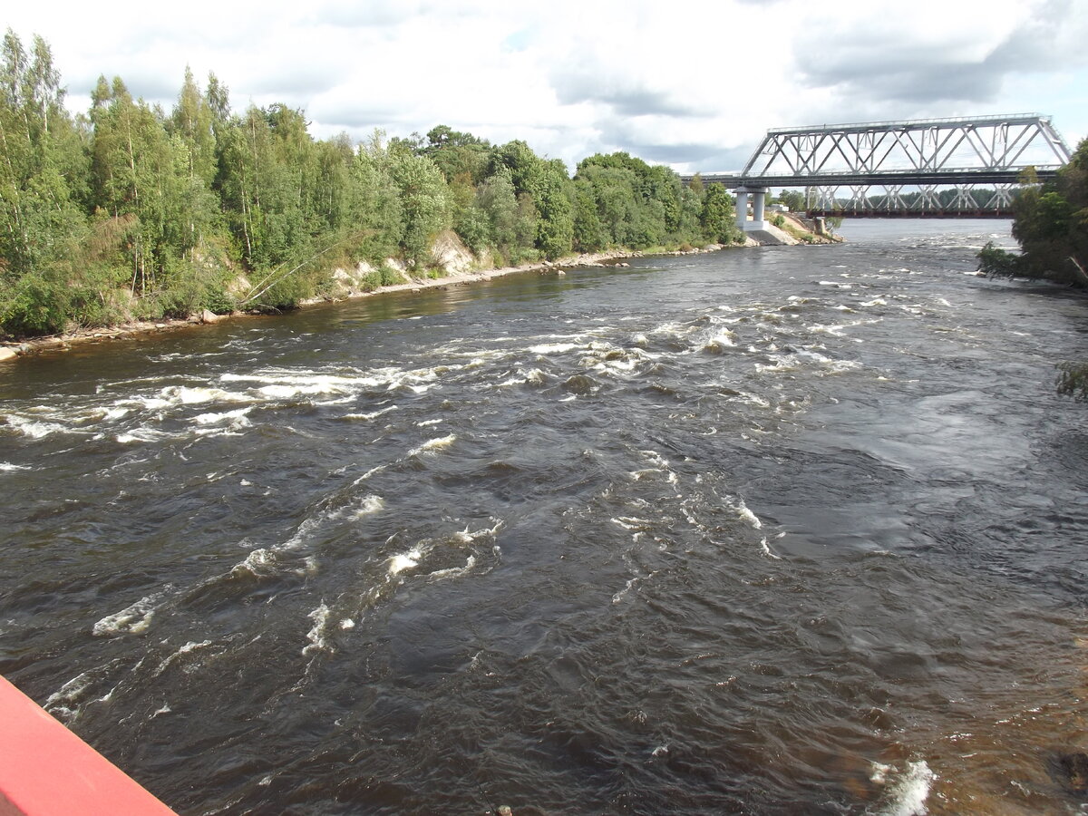 Вид с моста. Вуокса течёт в Ладогу