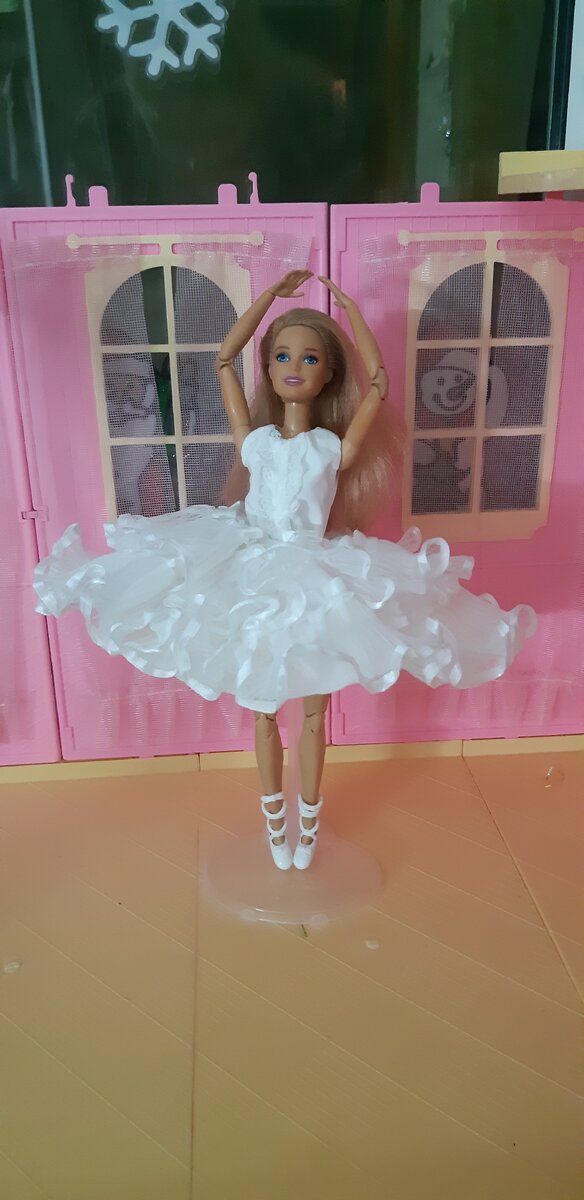 Варя танцует от радости