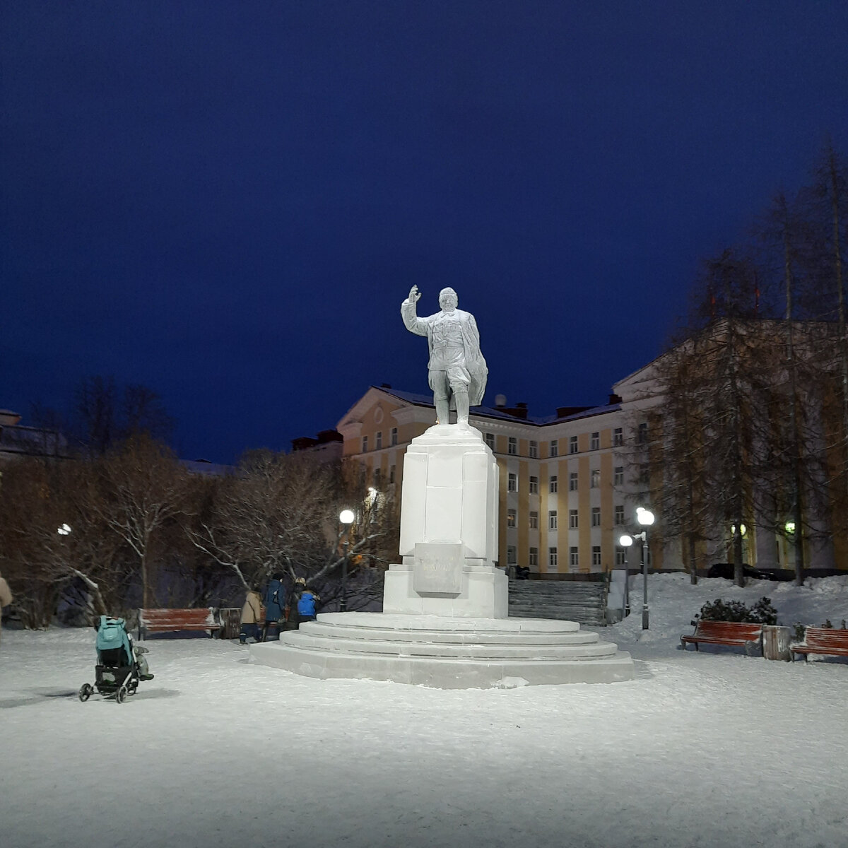 Памятник С.М.Кирову в Мурманске