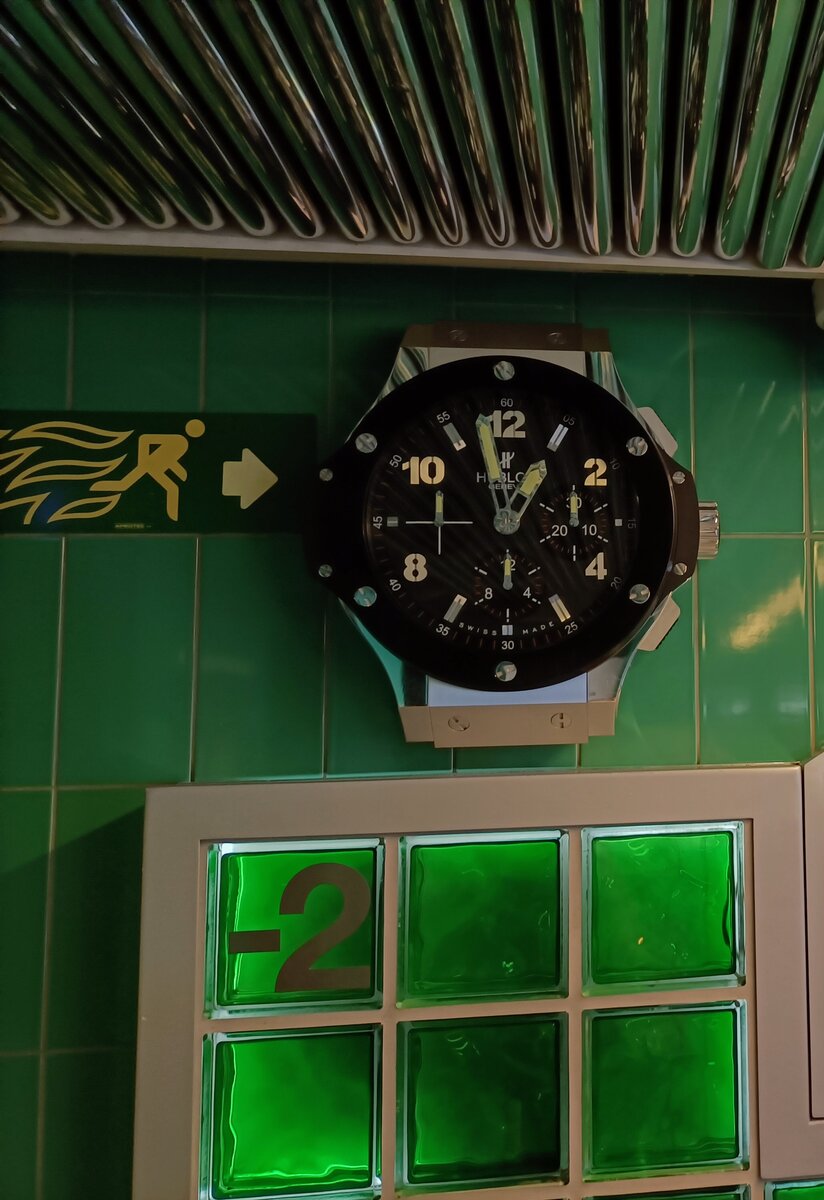 Часы в подземном паркинге Женевы. Фото автора 