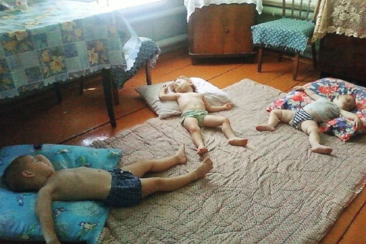 Приехали к бабушке на каникулы. Бабушка в деревне. Деревня бабушка и внуки. Приехал к бабушке в деревню.