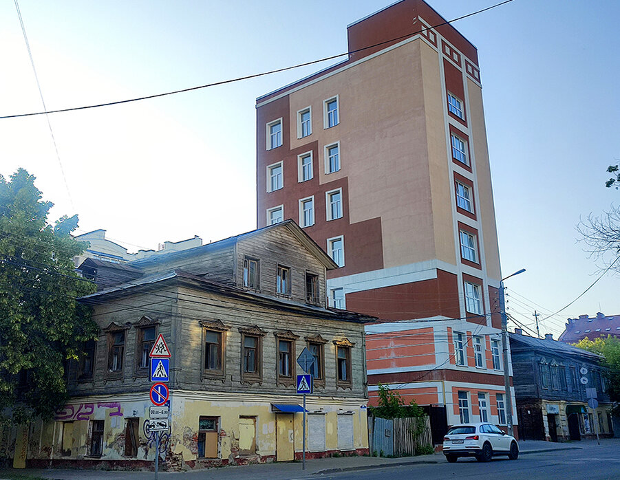 Центр города Калуги лето 2023, недалеко здание Администрации