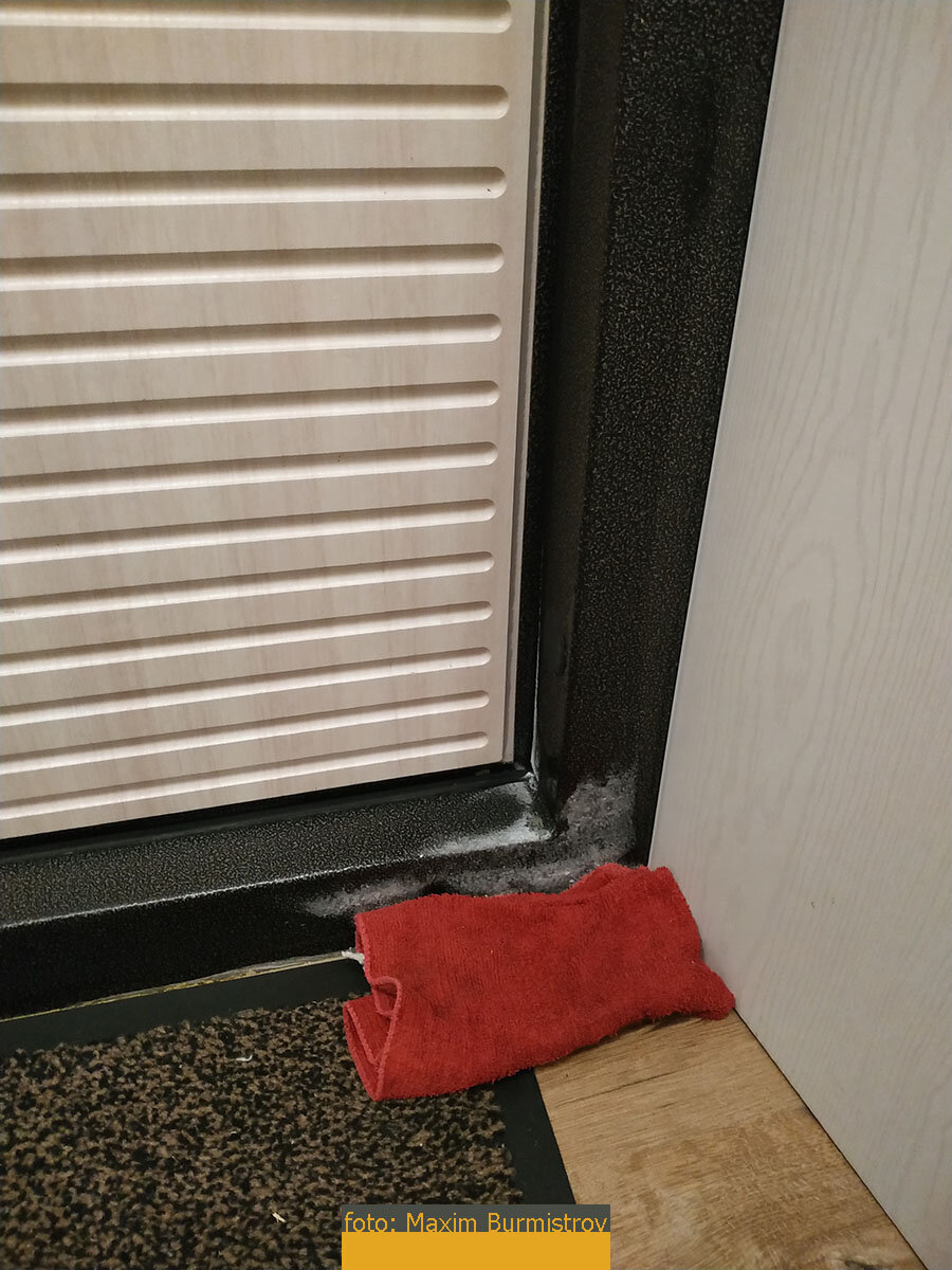 Нижние углы двери и косяка стали промерзать – идет подсос уличного воздуха.