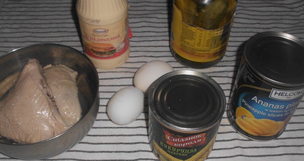 Продукты для приготовления салата из ананаса с куриным мясом и маринованными огурцами. Личное фото автора канала Житейская проза