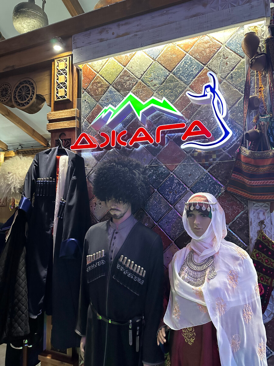 Кстати, в первый день мы зашли в ресторан "Джага". Живая музыка, обширное мясное меню и красное сухое - залог хорошего настроения! 