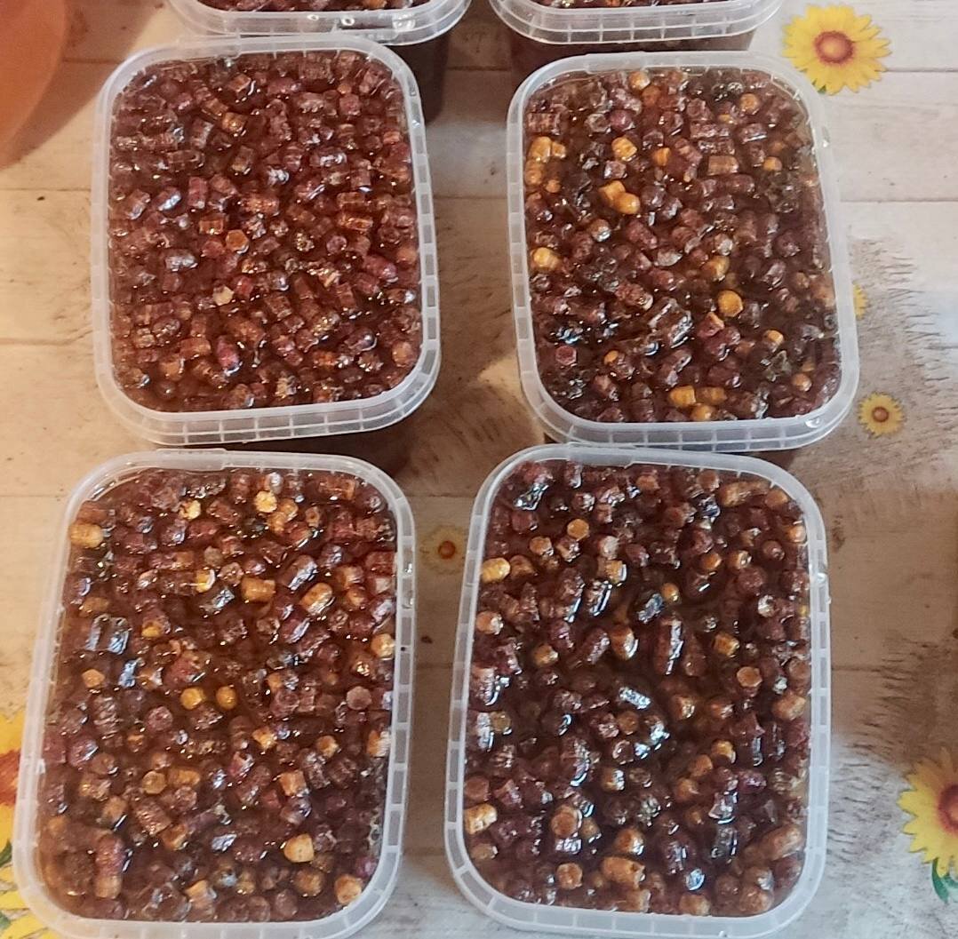 Наша перга в гранулах залитая медом - оптимально для хранения.