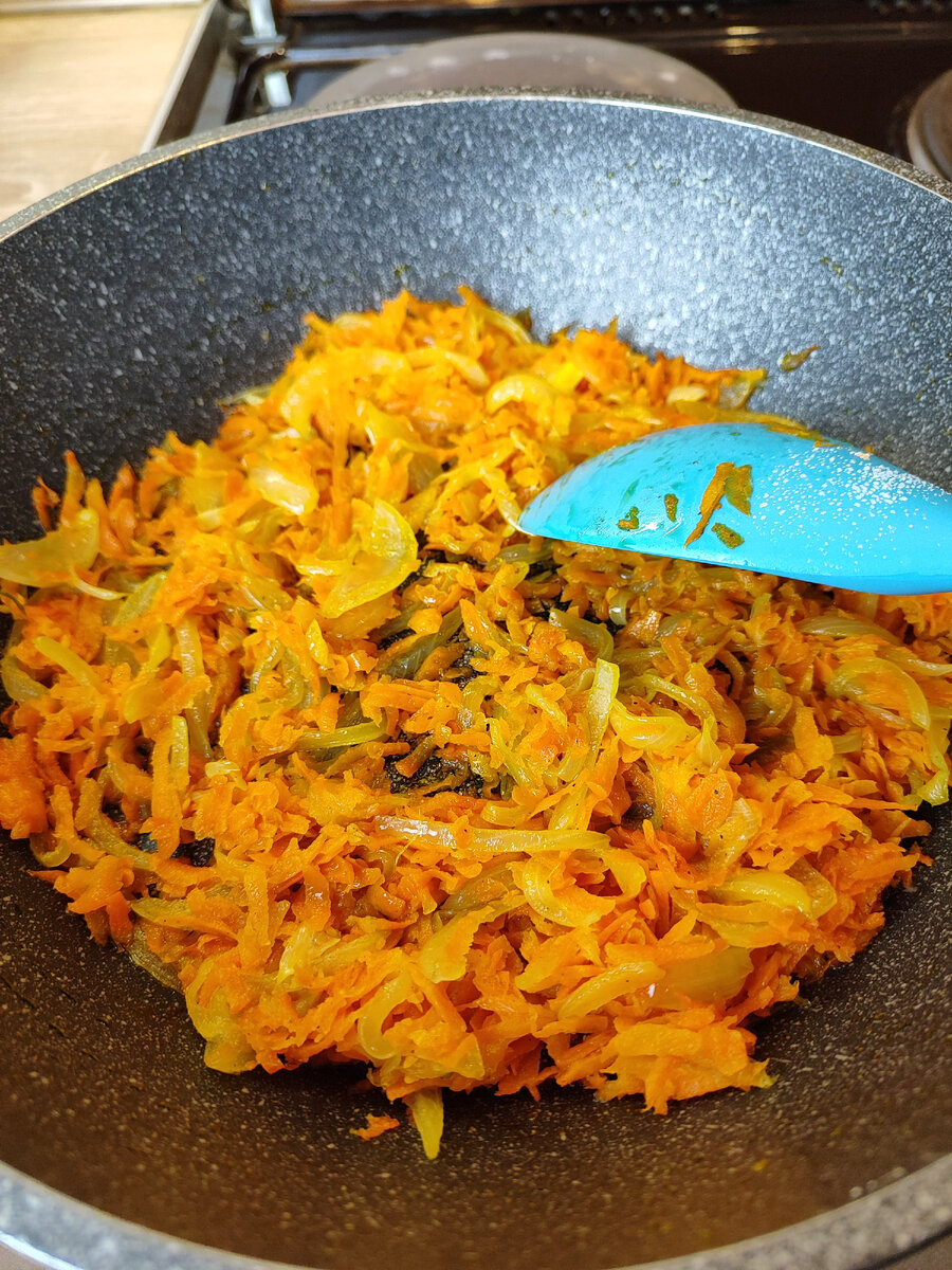 Делаем обжарку, морковь и лук репчатый полукольцами. Тушим минут 10, остужаем.