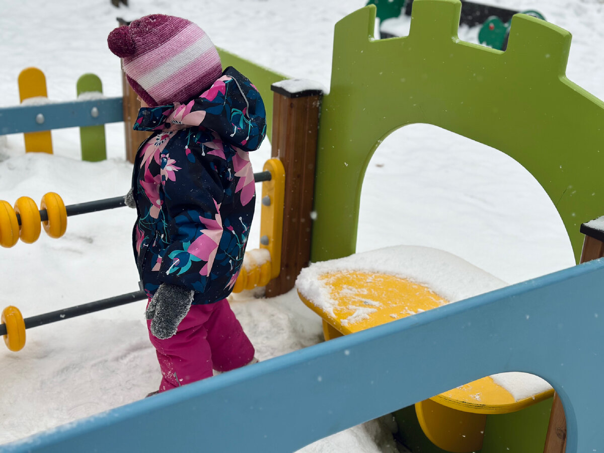 На прогулке с дочерью.