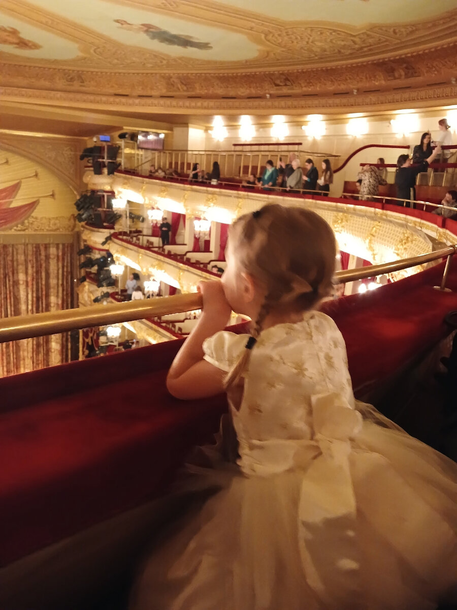 Юлек ждёт начала второго акта