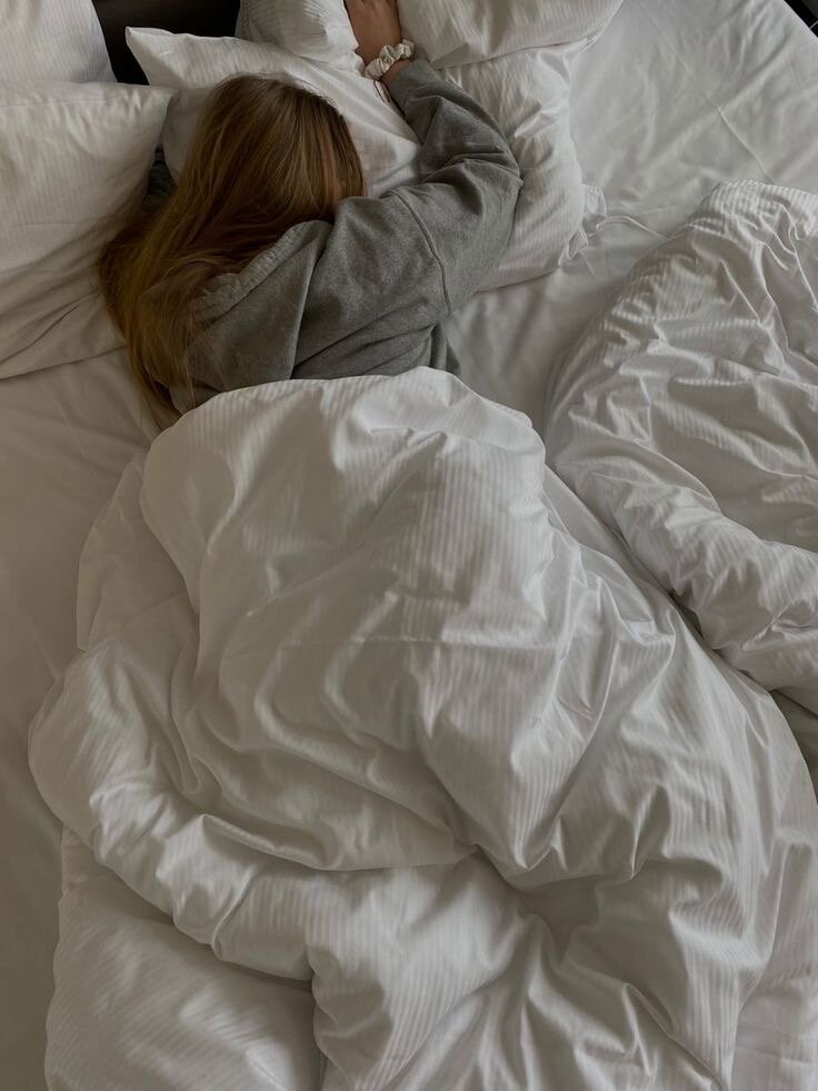 Девушка спит. 