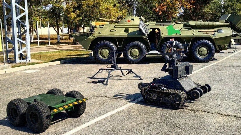     Роботизированная платформа БР-2, турель «Чёрная вдова», роботизированнный комплекс БРГ-1 с пулемётной установкой (слева направо)  НПП «Герань»