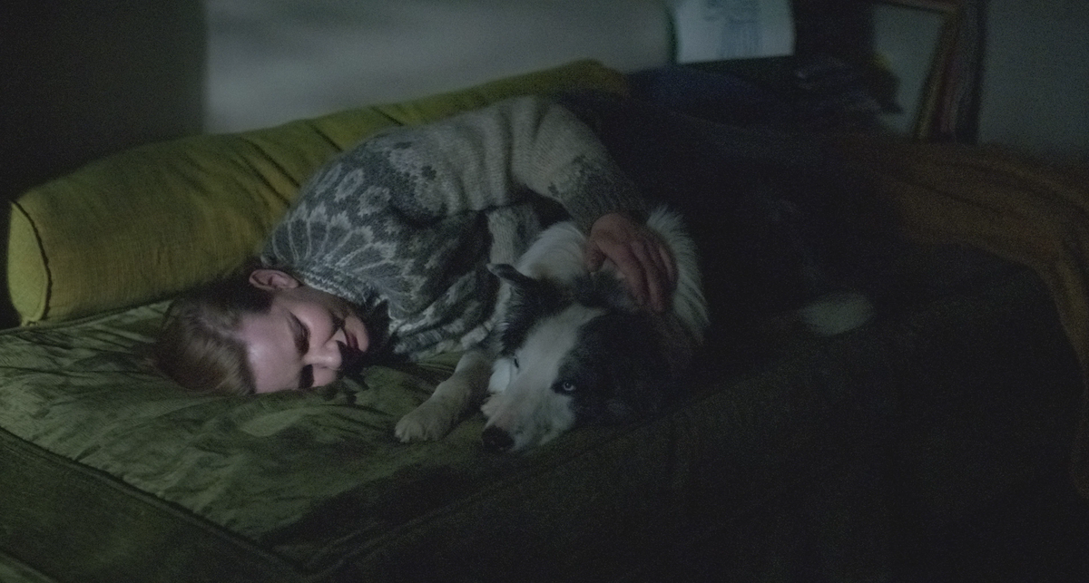 Сандра Хюллер и выразительный пес по кличке Месси (!) в фильме «Анатомия падения». 