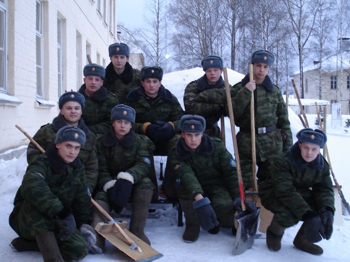Вот собственно и наш взвод на чистке снега