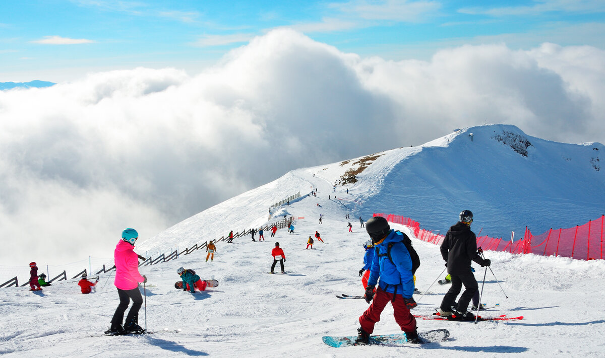 Куда приятнее учиться держать стойку, общаться с капризным бугелем и поворачивать где-нибудь на «Розе Хутор».Фото: Ovchinnikova Irina / Shutterstock.com