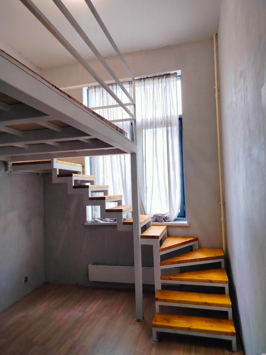 Лестница на ломанном косоуре ведущая на антресольный этаж