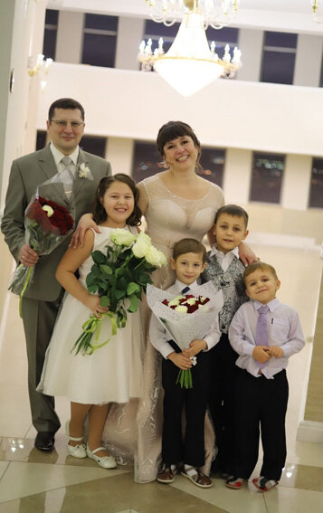    Андрей и Оксана МОРОЗОВЫ с младшими детьми