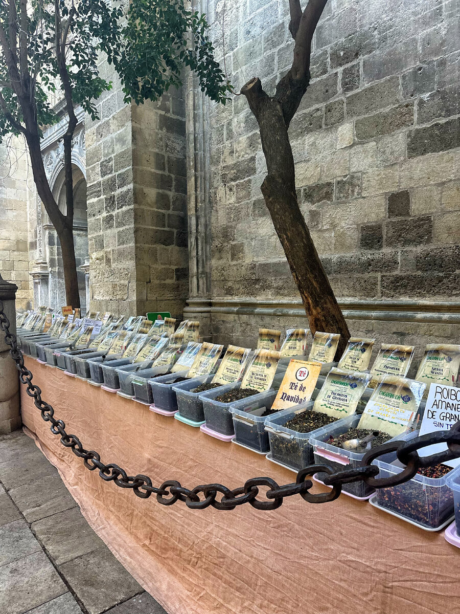 Какой-то торговец уже разложил чай на продажу, тут эта культура очень хорошо развита, много чайных. Это пришло из соседнего Марокко 