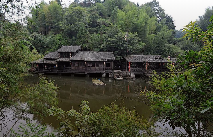 Тут комаров должно жить - тучами, мурмурация такая, что неба не видно