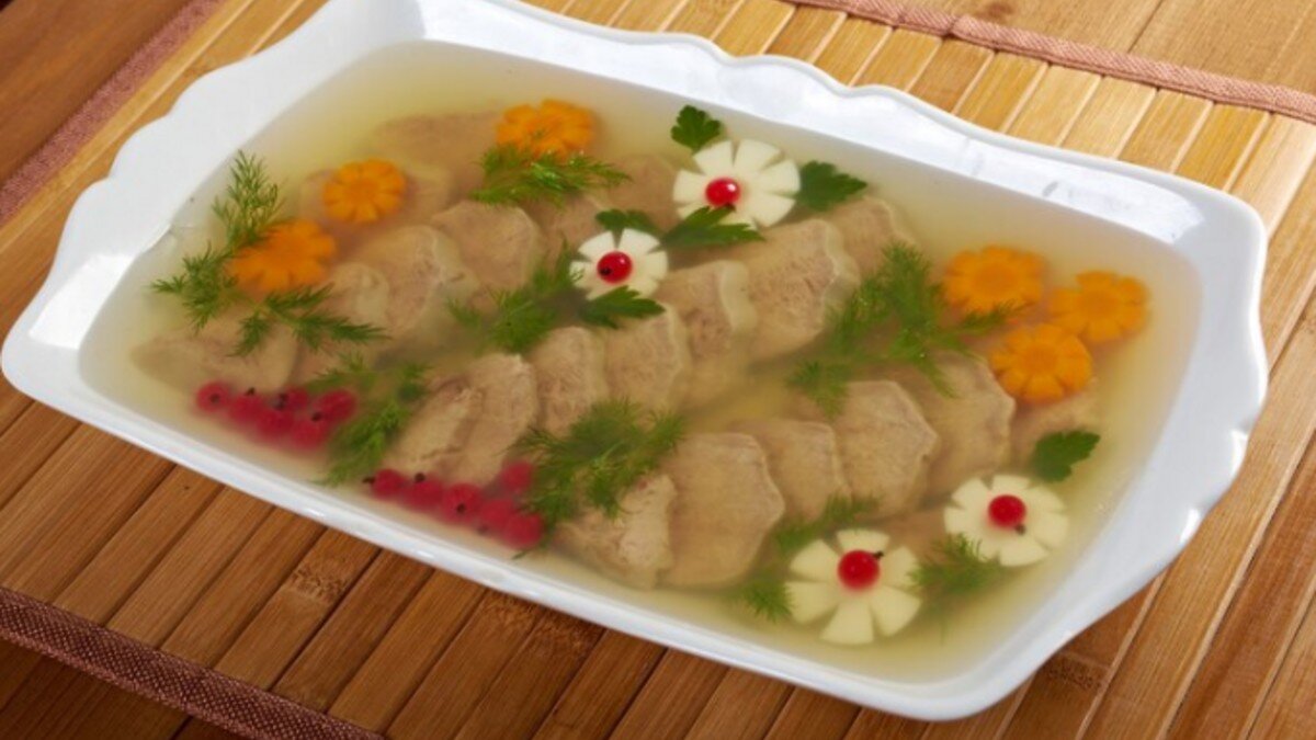    Холодец украшается зеленью, ягодами, половинками яиц. Фото: freepik.com