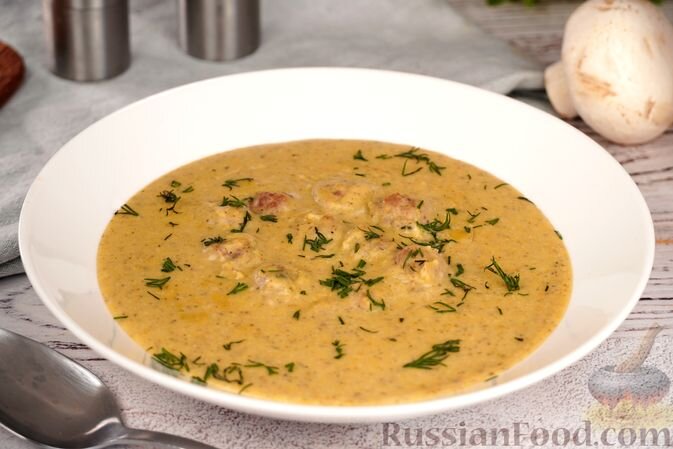 фарш мясной, сыр плавленый, шампиньоны, картофель, морковь, лук репчатый, масло растительное, лавровый лист, перец чёрный молотый, перец чёрный горошком, соль