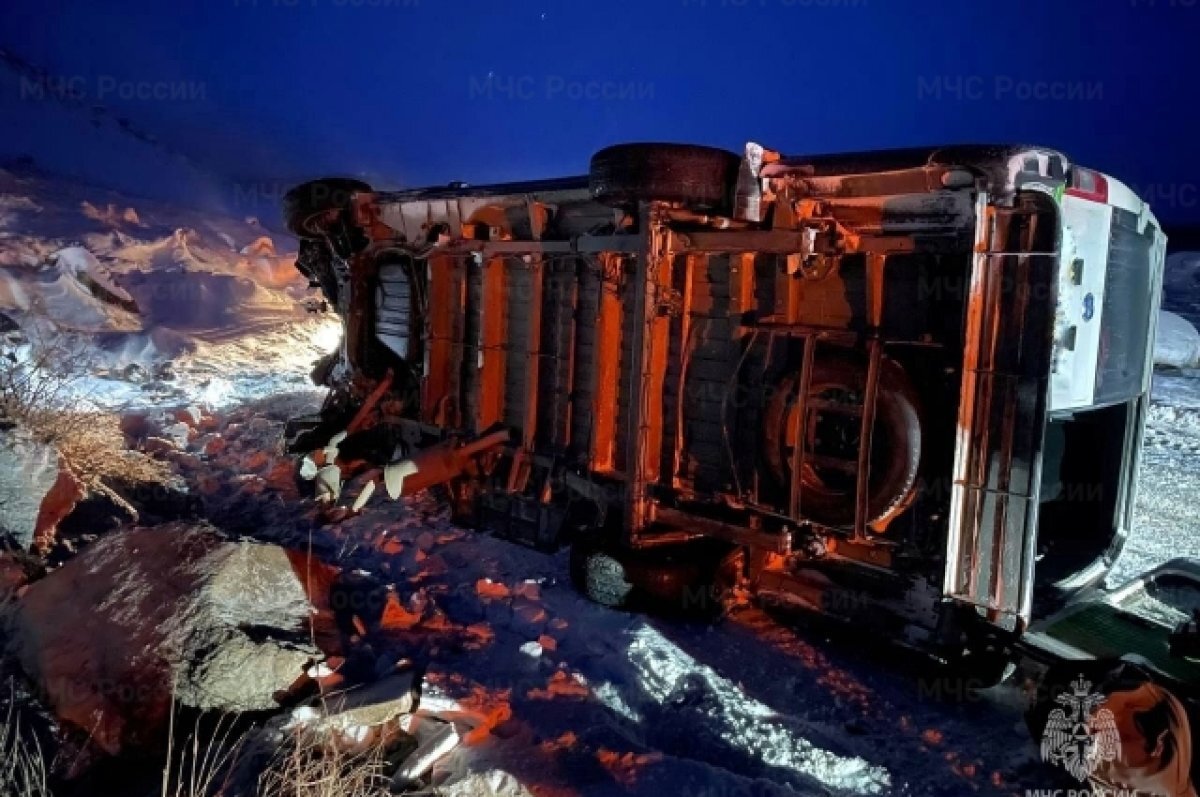    Три человека пострадали в перевёрнутом автобусе в Бурятии