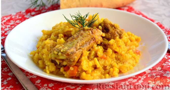 рёбрышки свиные, рис, морковь, лук репчатый, масло растительное, куркума, лавровый лист, перец чёрный молотый, паприка молотая, соль