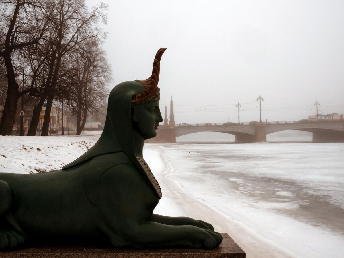    Сфинкс на Каменном острове и Ушаковский мост в тумане в Санкт-Петербурге© РИА Новости / Алексей Даничев
