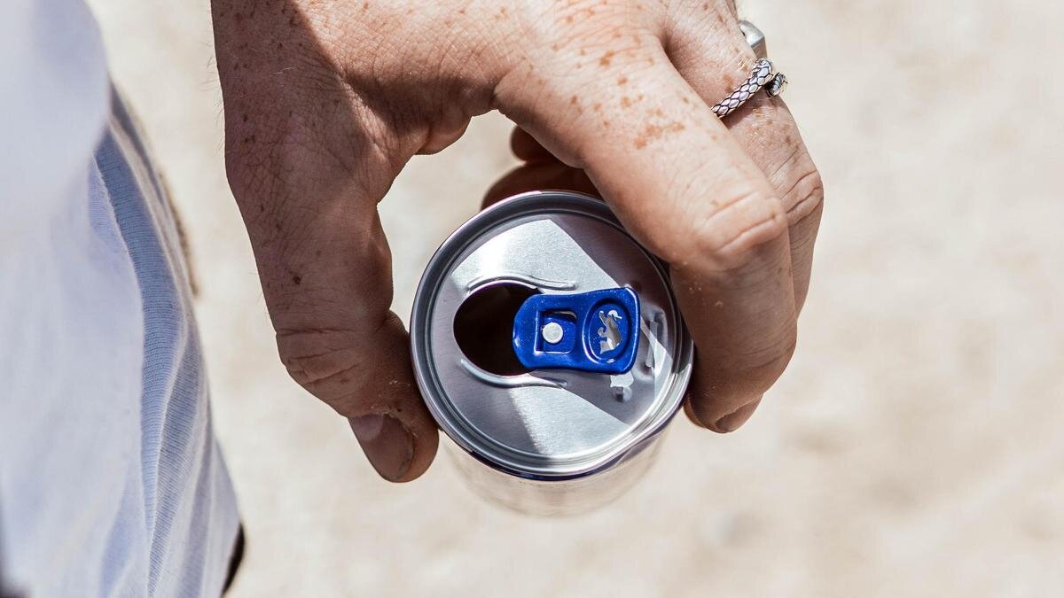    Мужчина держит энергетический напиток:pexels.com