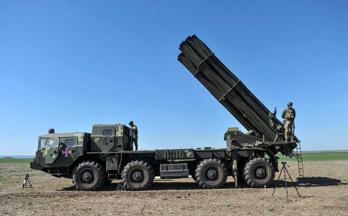 Это такие "трубы" с длинными ракетами   на базе тягача.  фото:картинки яндекса.