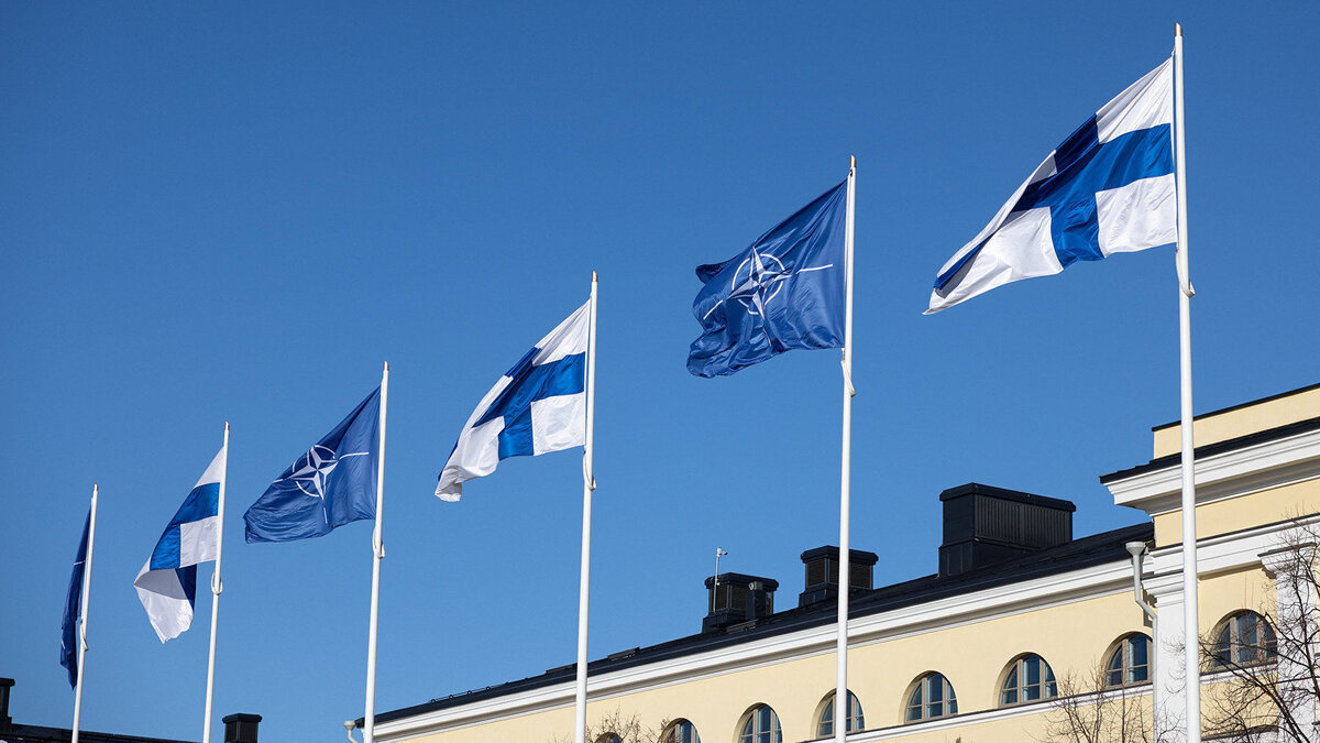    Флаги Финляндии и НАТО около здания МИД Финляндии© CC BY 2.0 / Santeri Iltanen/FinnishGovernment
